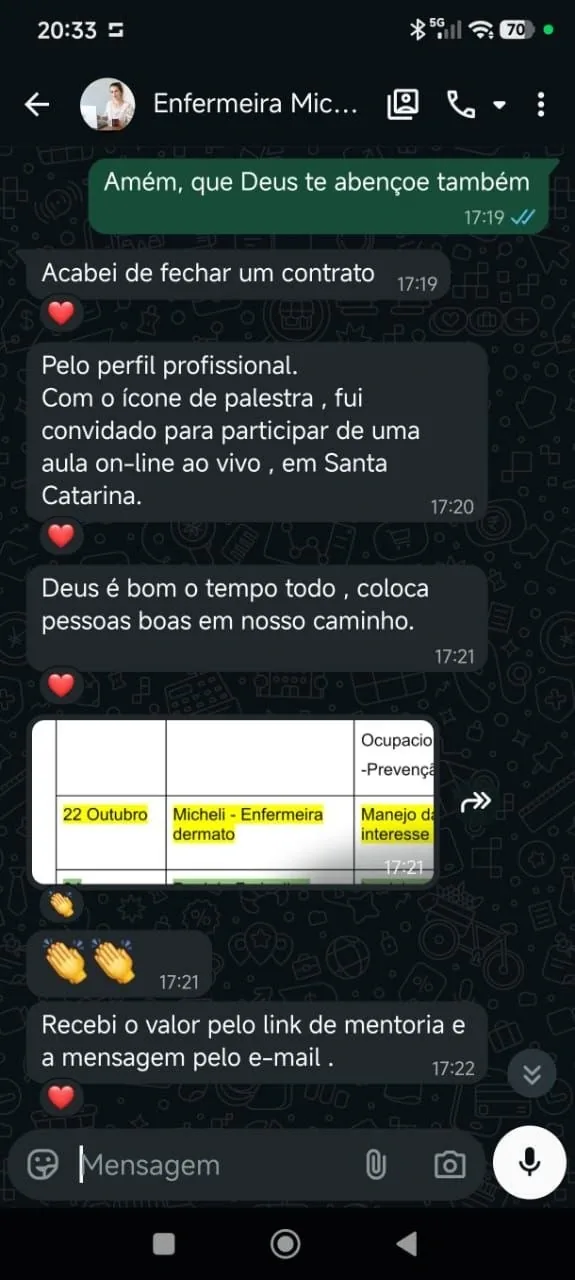 Conversa no WhatsApp em que a cliente conta que fechou um contrato e foi convidada para uma aula on-line depois do site no ar